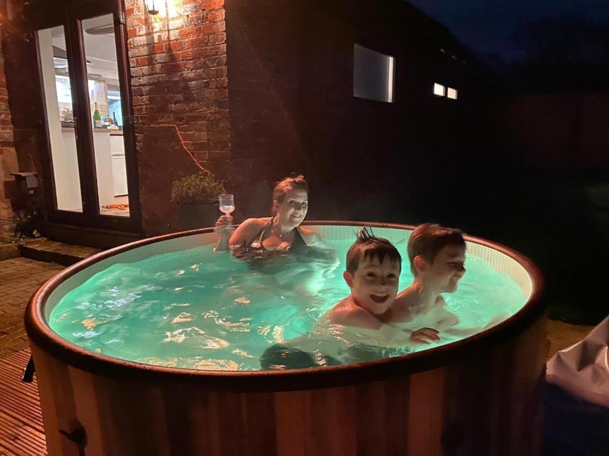 Beautiful Barn Conversion, 3 Bed, Hot Tub, Sauna, Gym, Enclosed Garden Райд Екстер'єр фото